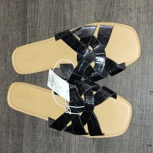 Universal Thread sandals size 10